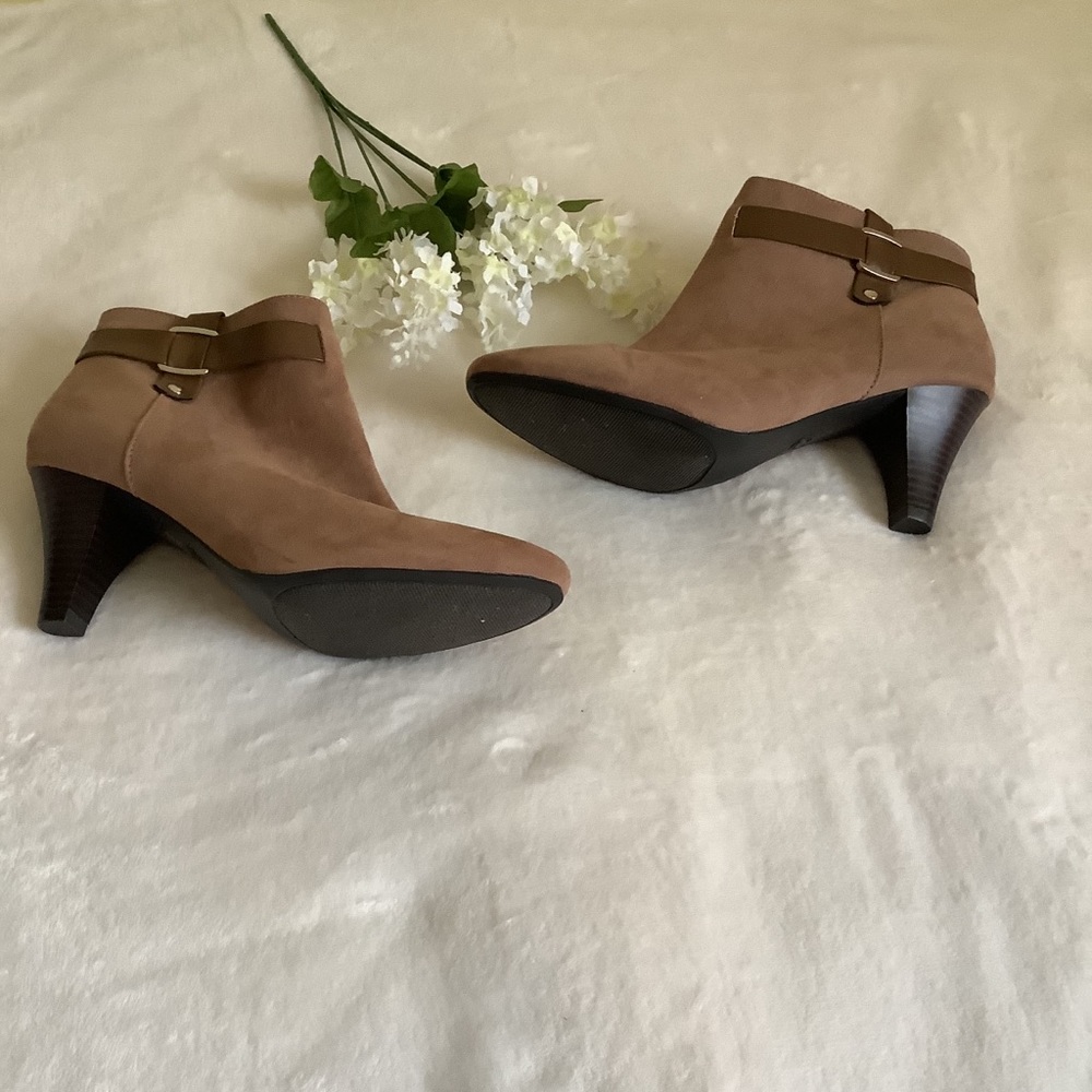 NWOT ~ Tan Boots Size 10 - Picture 7 of 8